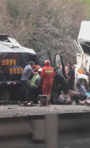 ​宜兴2死4伤运钞车车祸目击者：事发地为突然变窄的路面，现场无人哄抢钞票