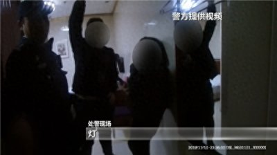 ​烟雾报警器会闪红灯吗(夫妻入住酒店客房发现有闪烁小红点 吓得赶紧报警)