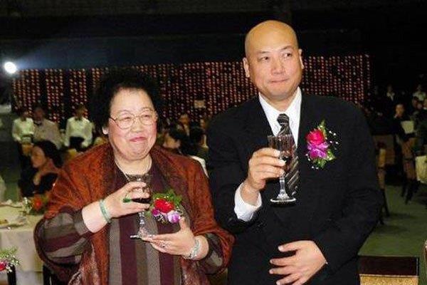 迟重瑞结过几次婚 结婚时候老婆已经50多没孩子