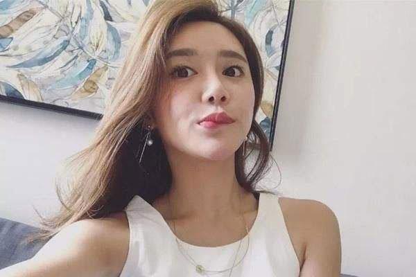 美娜丝袜露底 不穿裤子撩上衣是故意在镜头前走光的