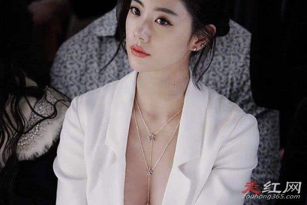 李成敏工作女郎抖胸在几分钟 在影片中非常明艳