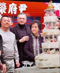 ​崩牙驹母亲86岁大寿,6年前80大寿时,老对手向华强为何来送礼?