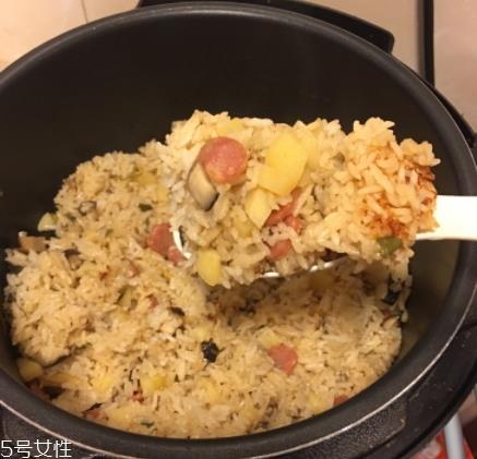 香菇腊肠土豆焖饭的做法 一个电饭煲就可以搞定的懒人饭