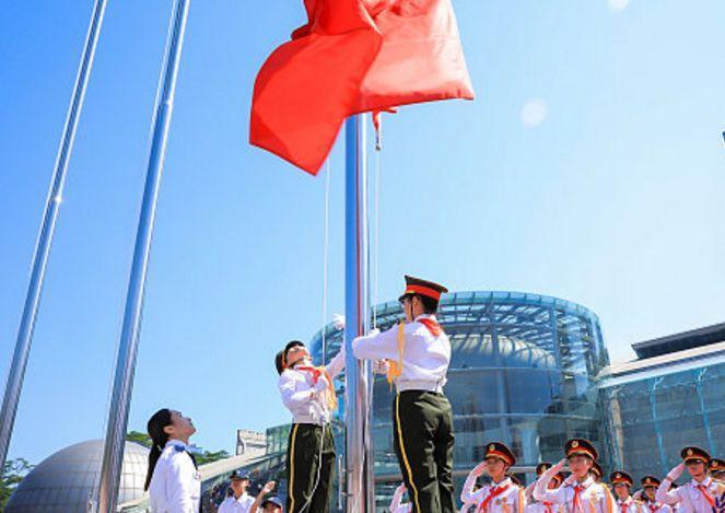 少年强则国强！深港青少年同升国旗 同唱国歌