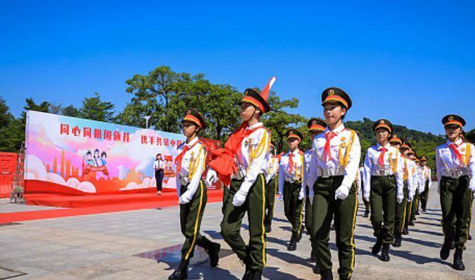 少年强则国强！深港青少年同升国旗 同唱国歌