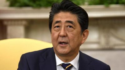 ​安倍晋三是“宠妻狂魔”！曾帮爱妻打伞超甜，而特朗普却只顾自己