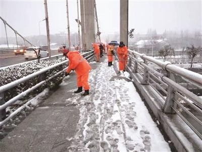 万人扫雪 南京再现“大雪无痕”