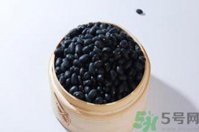 ​黑豆泡水是黑色正常吗？黑豆泡水是什么颜色？