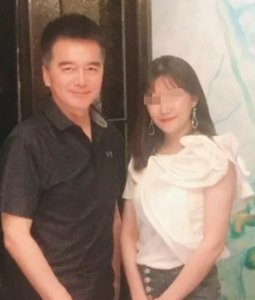 ​57岁许亚军与美女合影，搂肩喝酒好帅气，娶四任妻子最多相差12岁